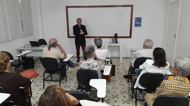 Psicanalista Marcelo Veras realiza palestra na FSC sobre os impactos das redes sociais nas relações familiares