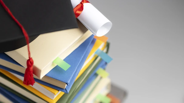 FSC concede bolsa de estudos para jovem em evento no Programa Avançar